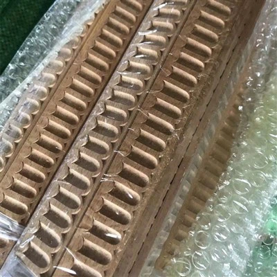 Los moldeados de madera tallados de madera sólida de los muebles decorativos de las molduras aceptan modificados para requisitos particulares